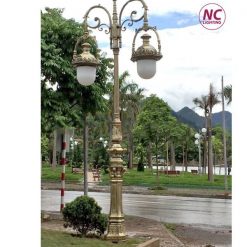 Cột đèn sư tử chiếu sáng công viên