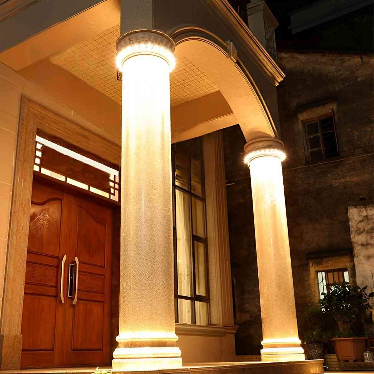 Đèn rọi cột ở cổng biệt thự