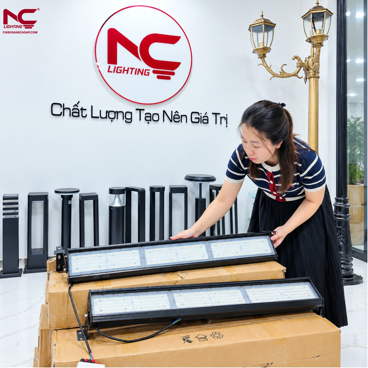 Nhân viên đang kiểm tra mặt đèn XNC-28