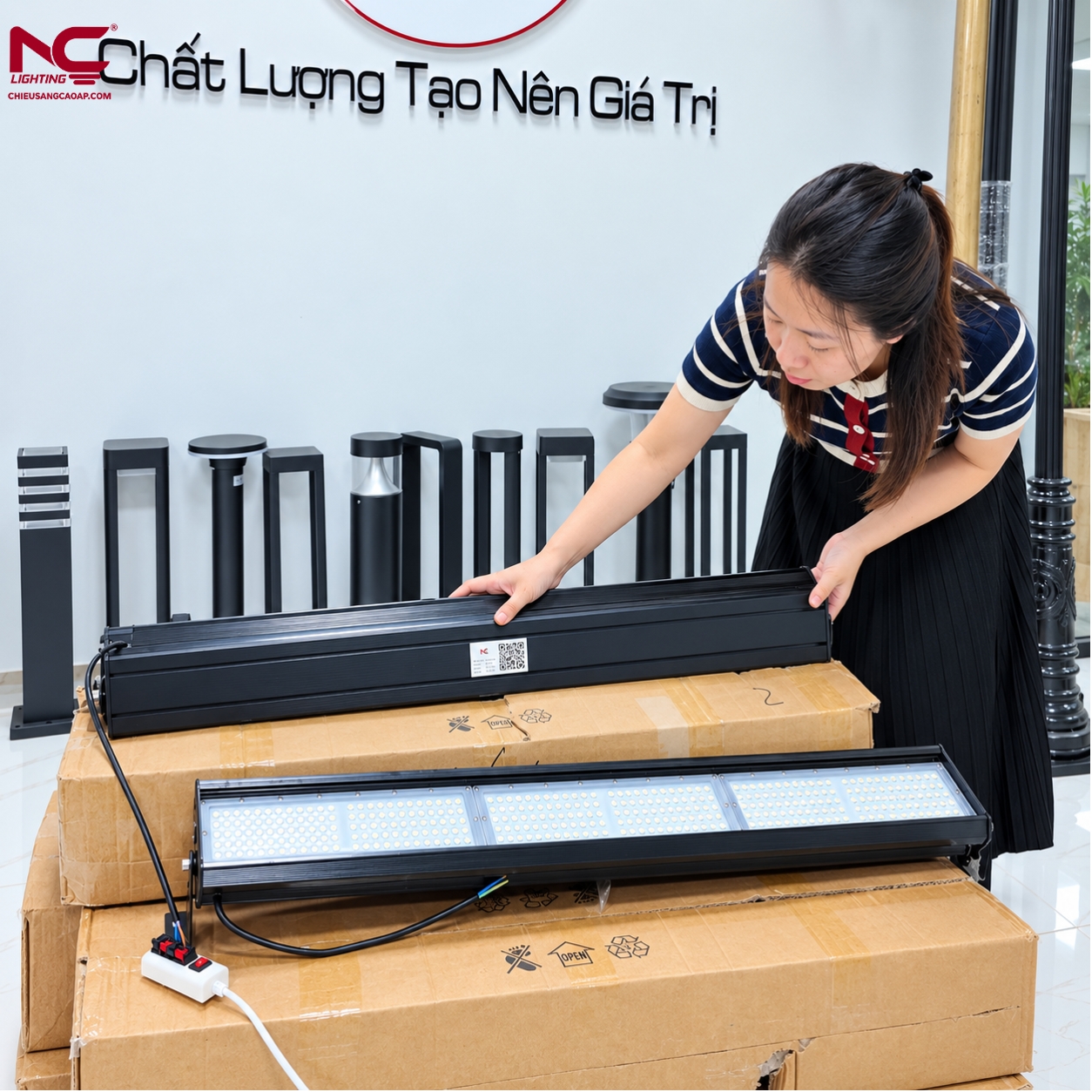 Nhân viên đang kiểm tra mặt sau đèn NXC-28